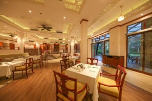 2 restaurants; breakfast, lunch, and dinner served