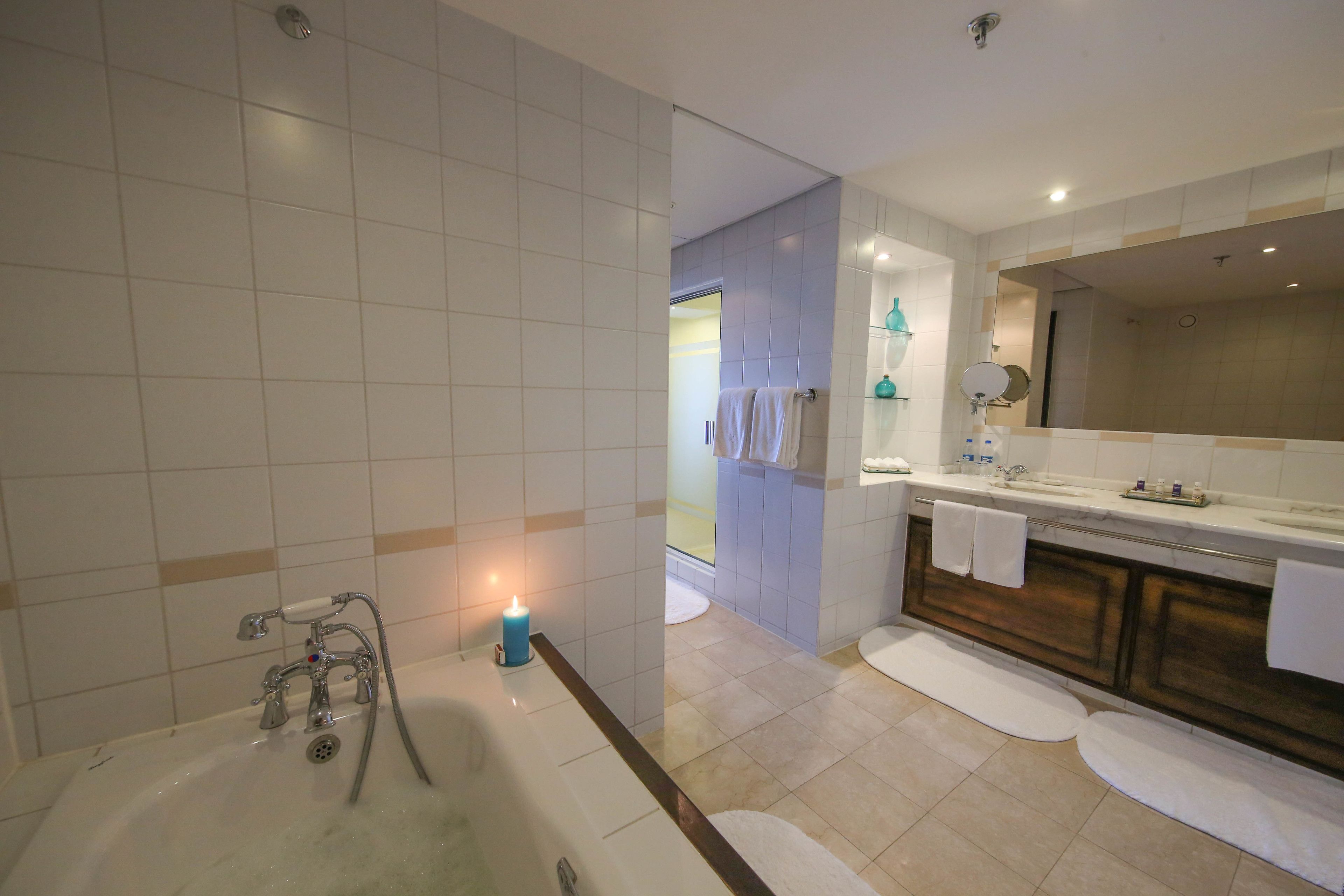 presidential suite | bathroom | combined shower/bathtub, free toiletries, hair dryer, bidet