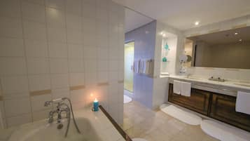 Een moderne badkamer met een badkuip, een wastafel met spiegel en een douche.