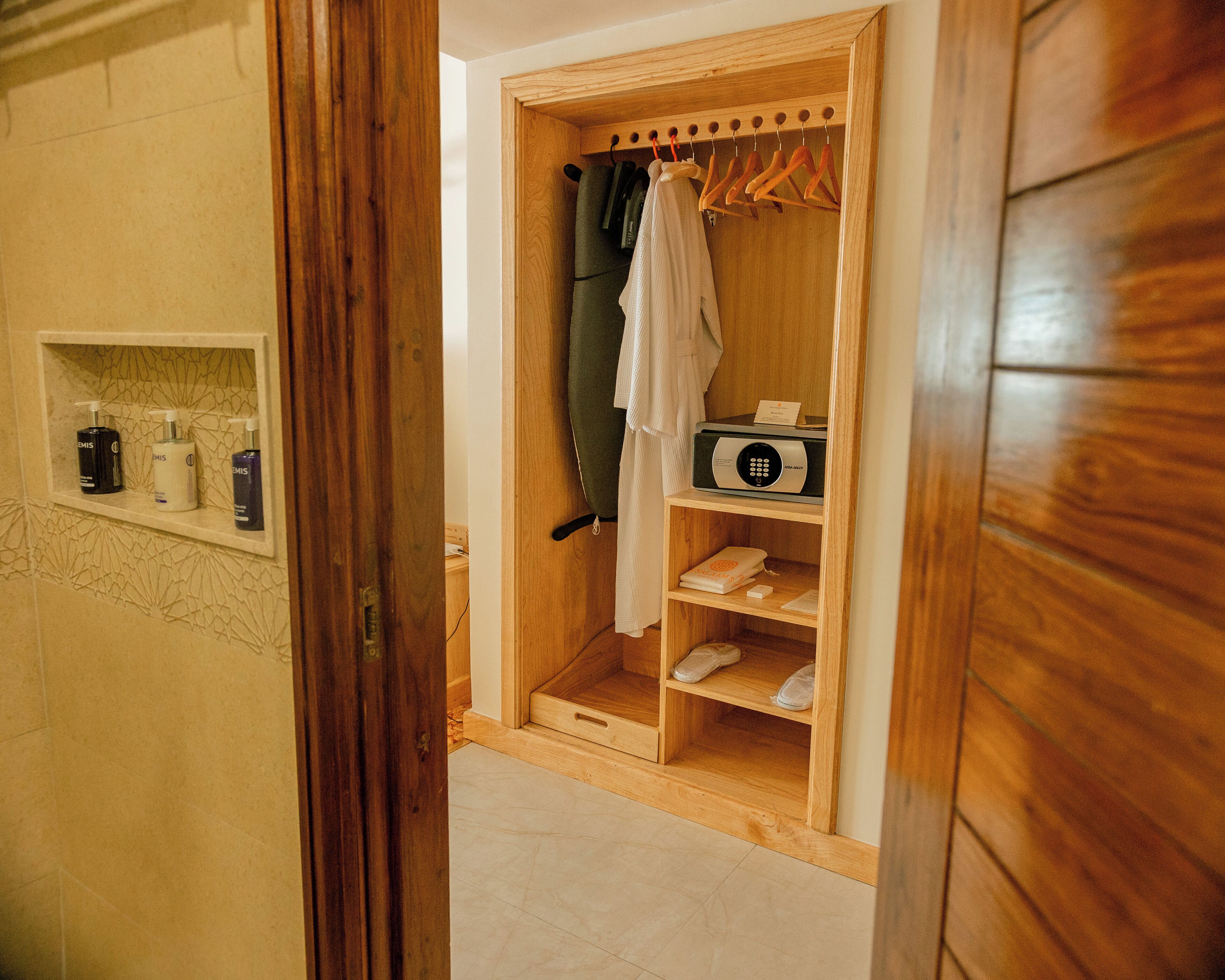 combined shower/bathtub, free toiletries, hair dryer, bidet