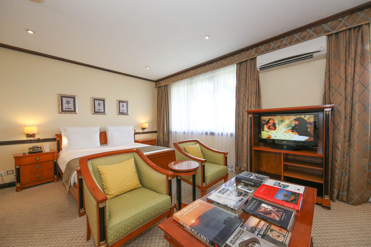Business Suite | 1 bedroom, minibar, in-room safe, desk