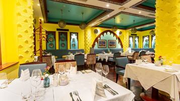 2 restaurants; breakfast, lunch, and dinner served