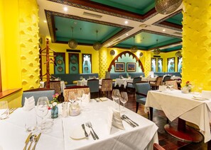 2 restaurants; breakfast, lunch and dinner served 