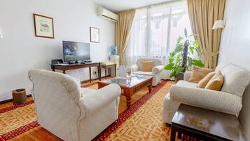 Een minibar, een kluis op de kamer, een bureau, verduisterende gordijnen