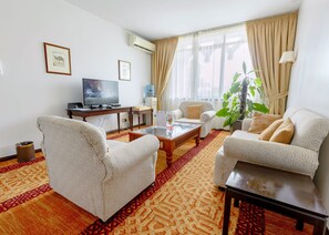 Minibar, in-room safe, desk, blackout curtains - Dar Es Salaam Serena Hotel (Dar es Salaam)