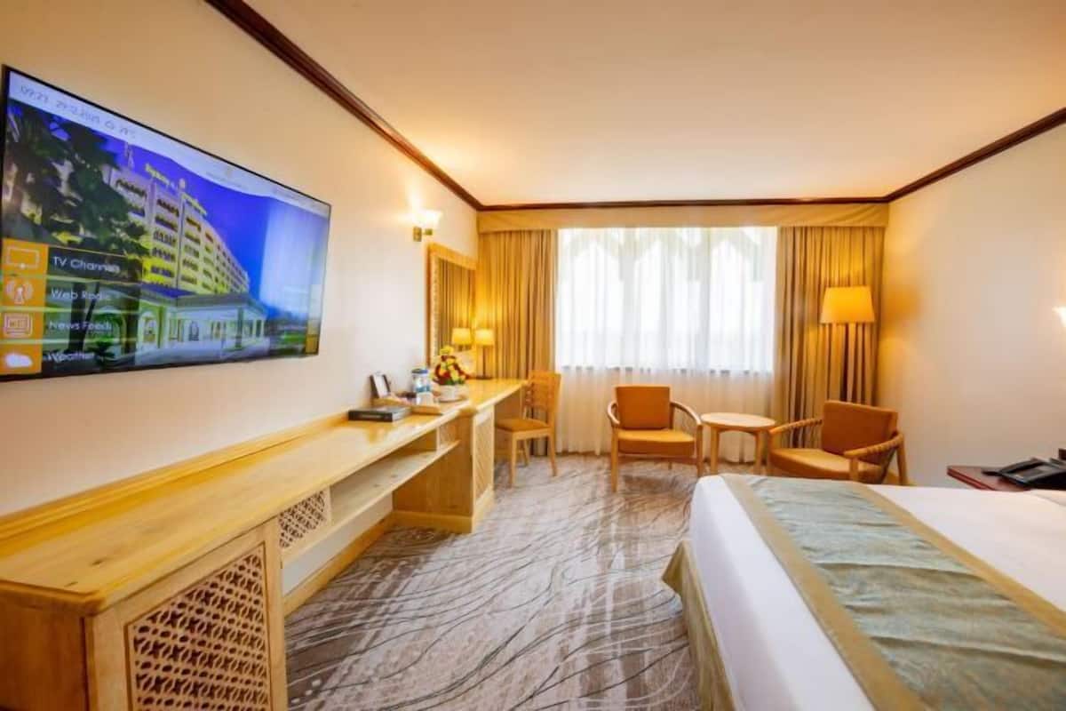 Minibar, caja de seguridad en la habitación y escritorio