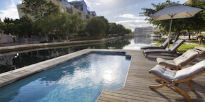 Una piscina techada, 4 piscinas al aire libre, sombrillas