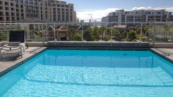 Piscine couverte, 4 piscines extérieures, parasols de plage