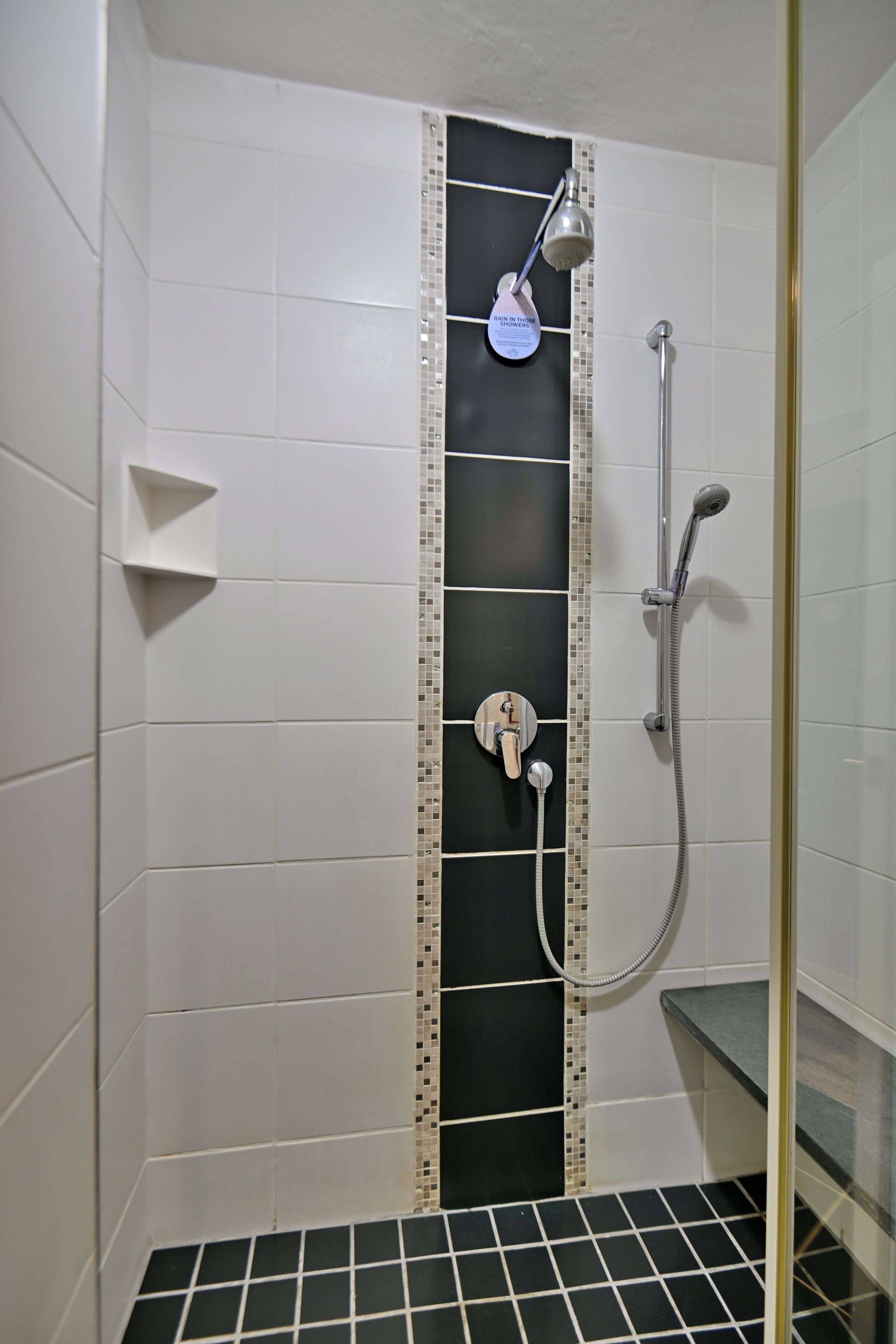 twin room, non smoking | bathroom | free toiletries, towels