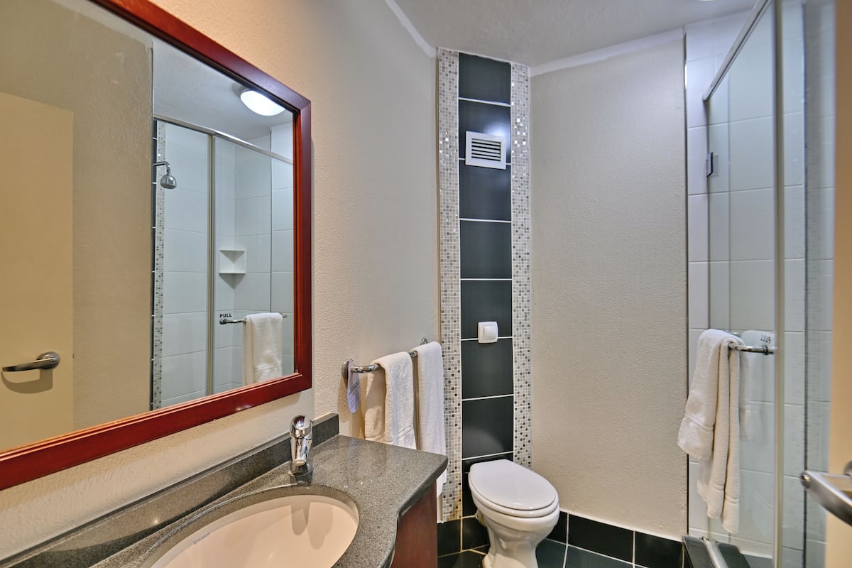 free toiletries, towels