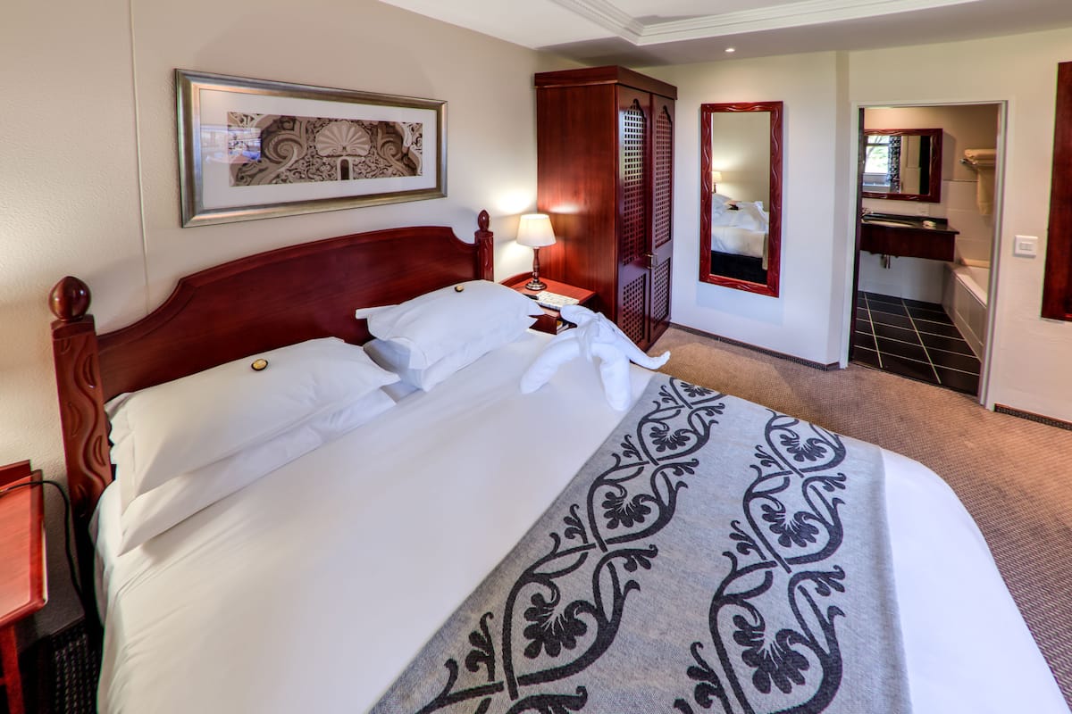 suite, non smoking | in-room safe, desk, blackout curtains, free wifi