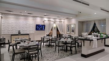 Serveert lunch en diner