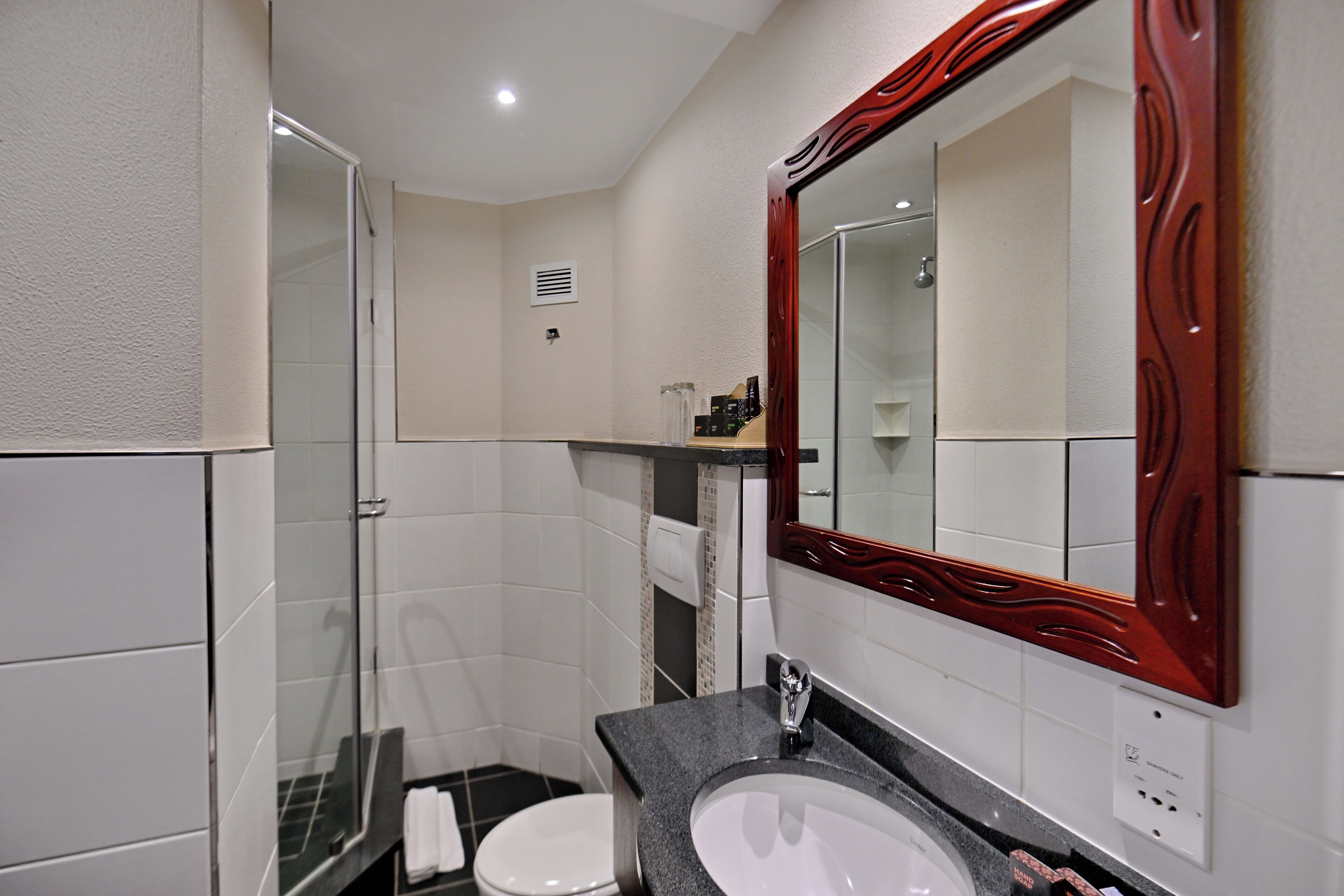suite, non smoking | bathroom | free toiletries, towels