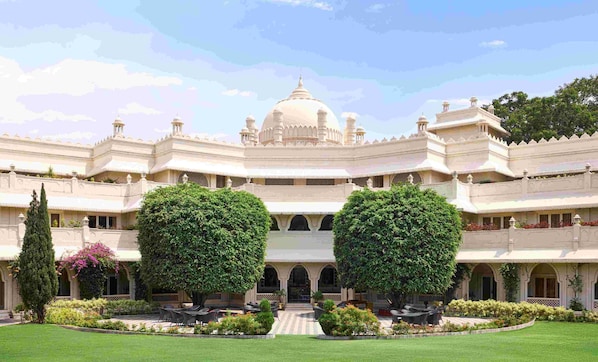 Premium bedding, minibar, in-room safe, individually furnished - Gateway Aurangabad - Chhatrapati Sambhaji Nagar (Chhatrapati Sambhajinagar)