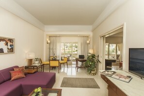 Suite – premium, 1 soverom, hageutsikt (Temptation) | Oppholdsområde | En 21-tommers TV med Parabol-TV