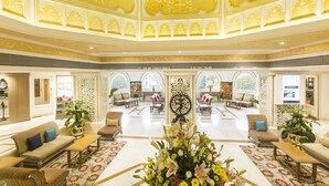 A spacious lobby with a high ceiling, ornate ceiling decorations, and a central floral arrangement. - Gateway Aurangabad - Chhatrapati Sambhaji Nagar (Chhatrapati Sambhajinagar)