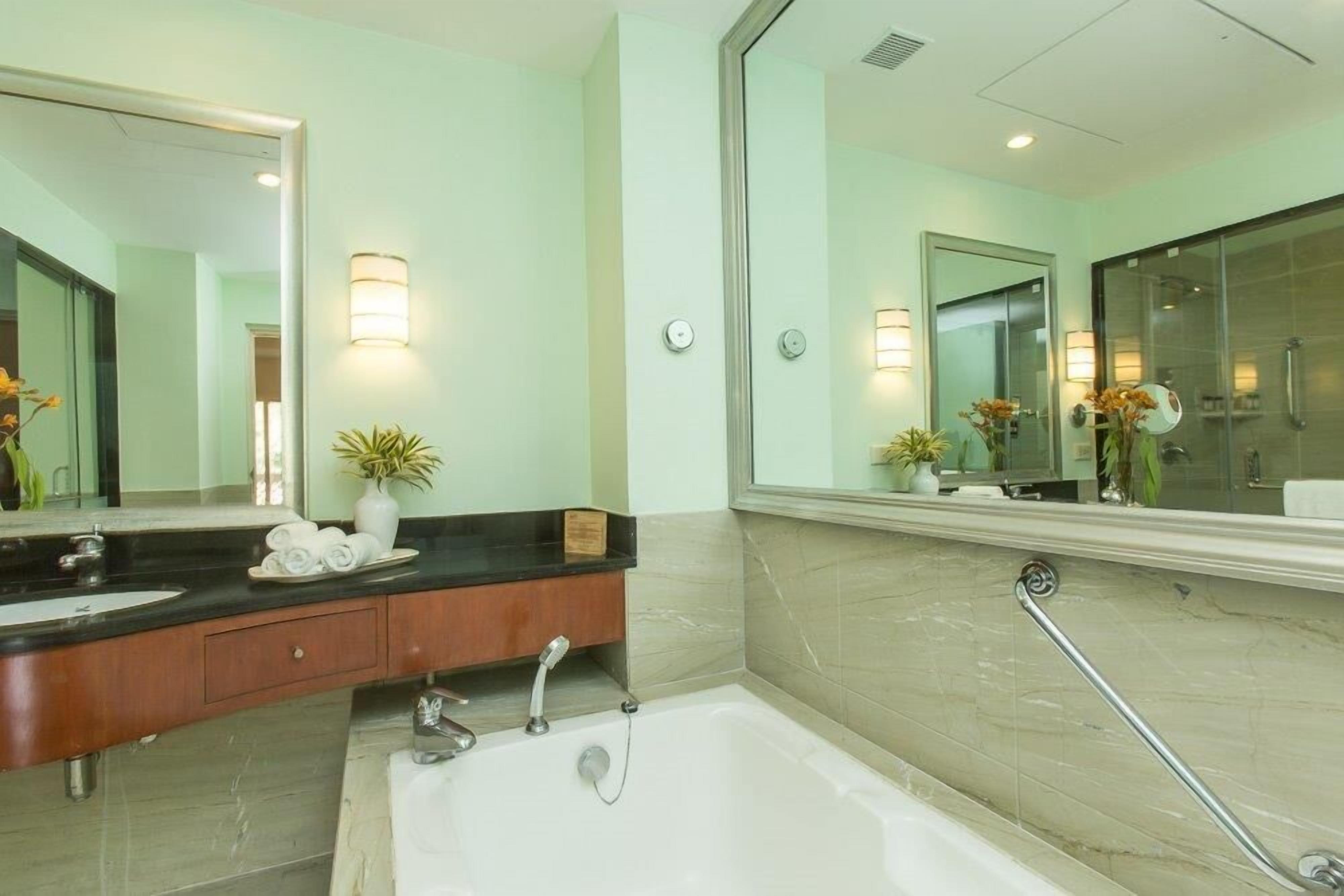 premium suite | premium bedding, minibar, in-room safe, individually furnished