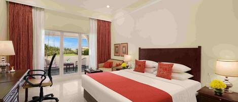Habitación de hotel con una cama grande, un escritorio, una silla y vistas al exterior a través de un ventanal.