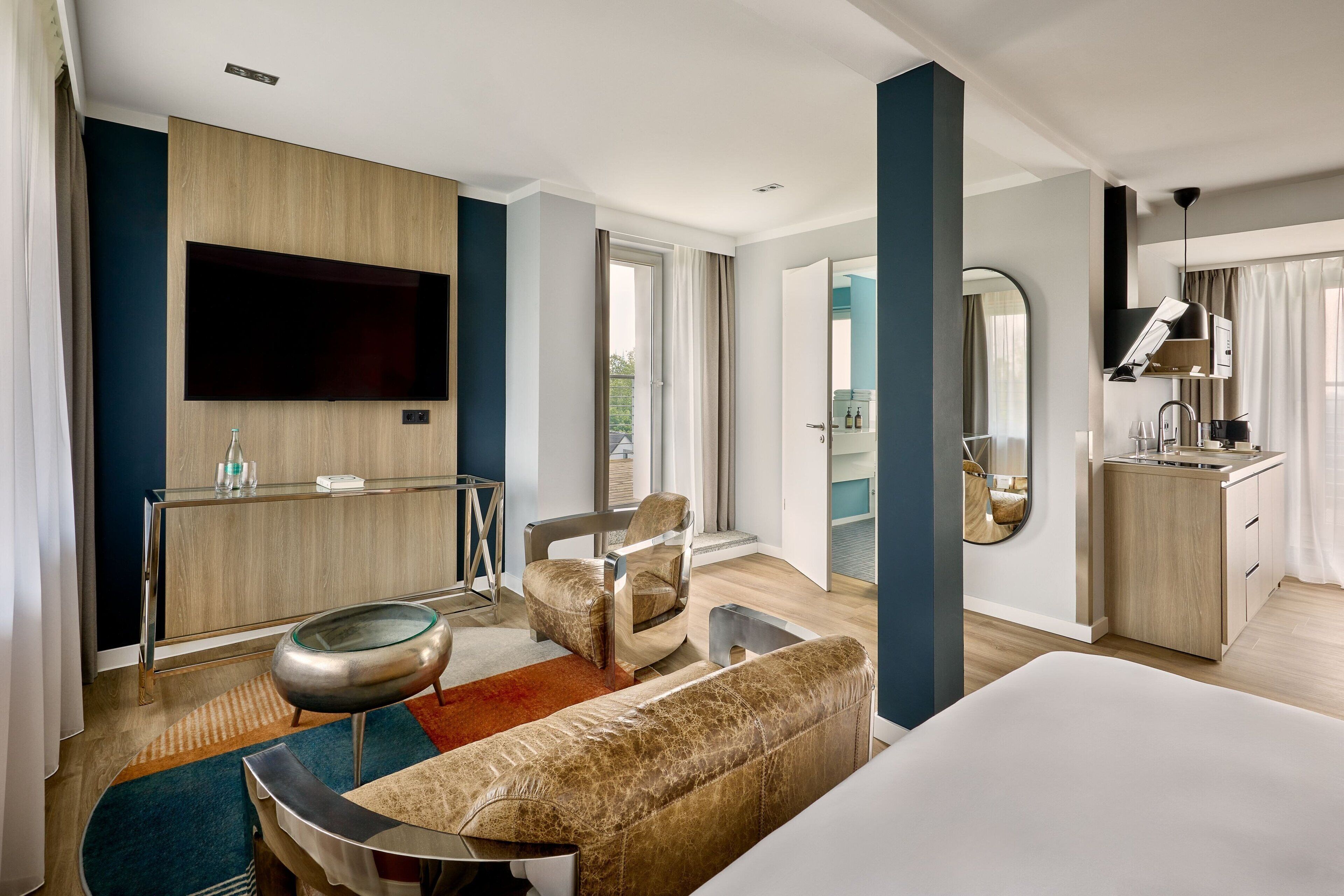 Una televisión de pantalla plana, una oficina