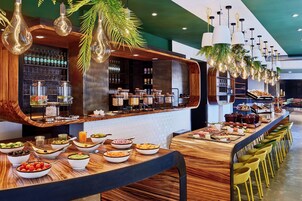 Café da manhã com buffet todos os dias mediante uma taxa