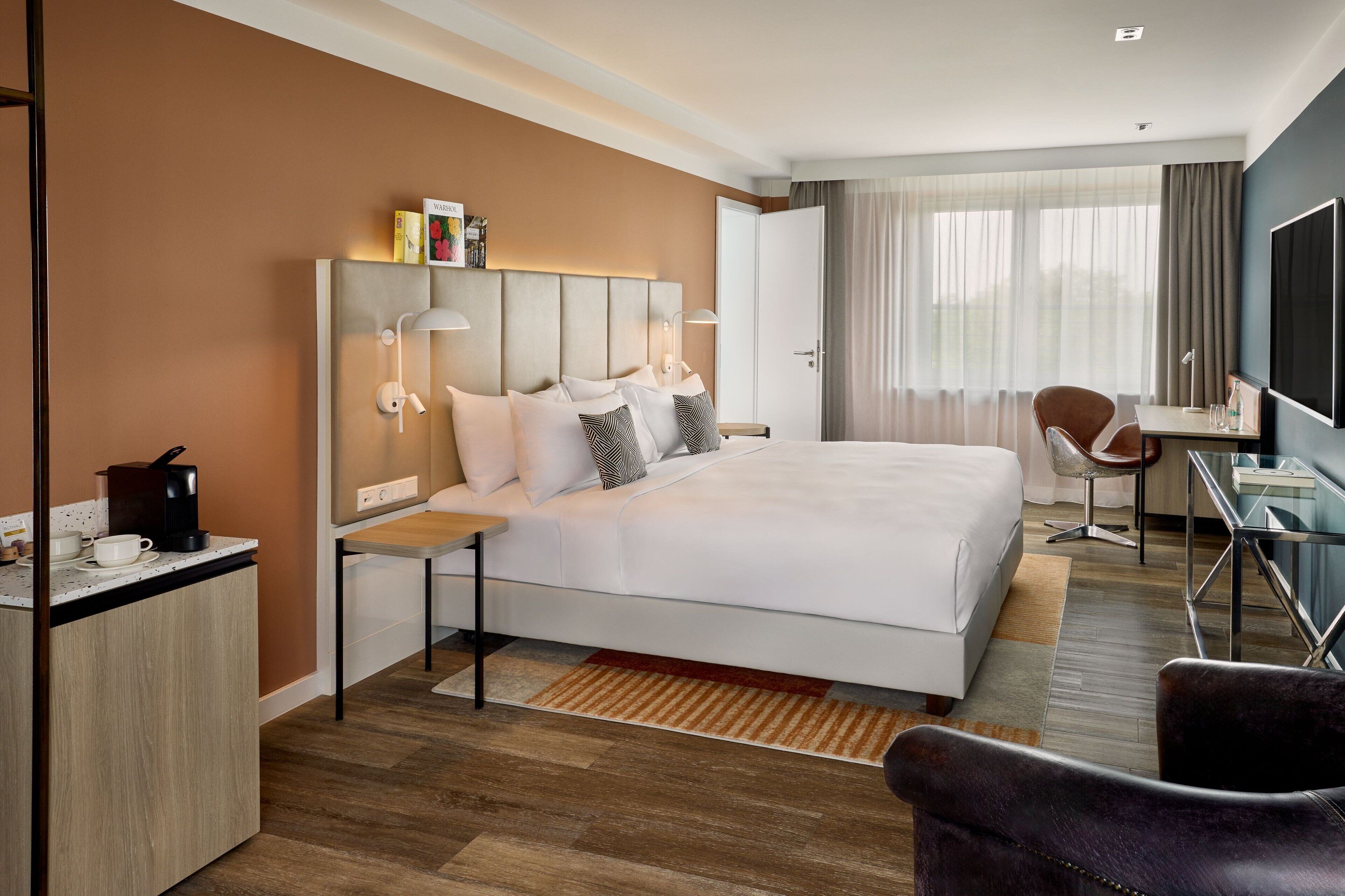 Executive kamer, 1 kingsize bed, uitzicht op de stad | Hypoallergeen beddengoed, een minibar, een kluis op de kamer, een bureau