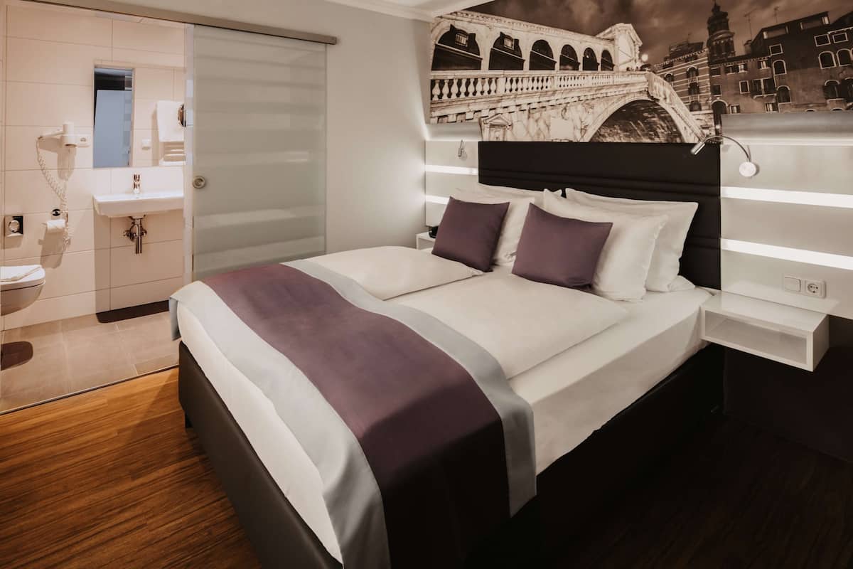 Hypo-allergenic bedding, in-room safe, desk, blackout drapes