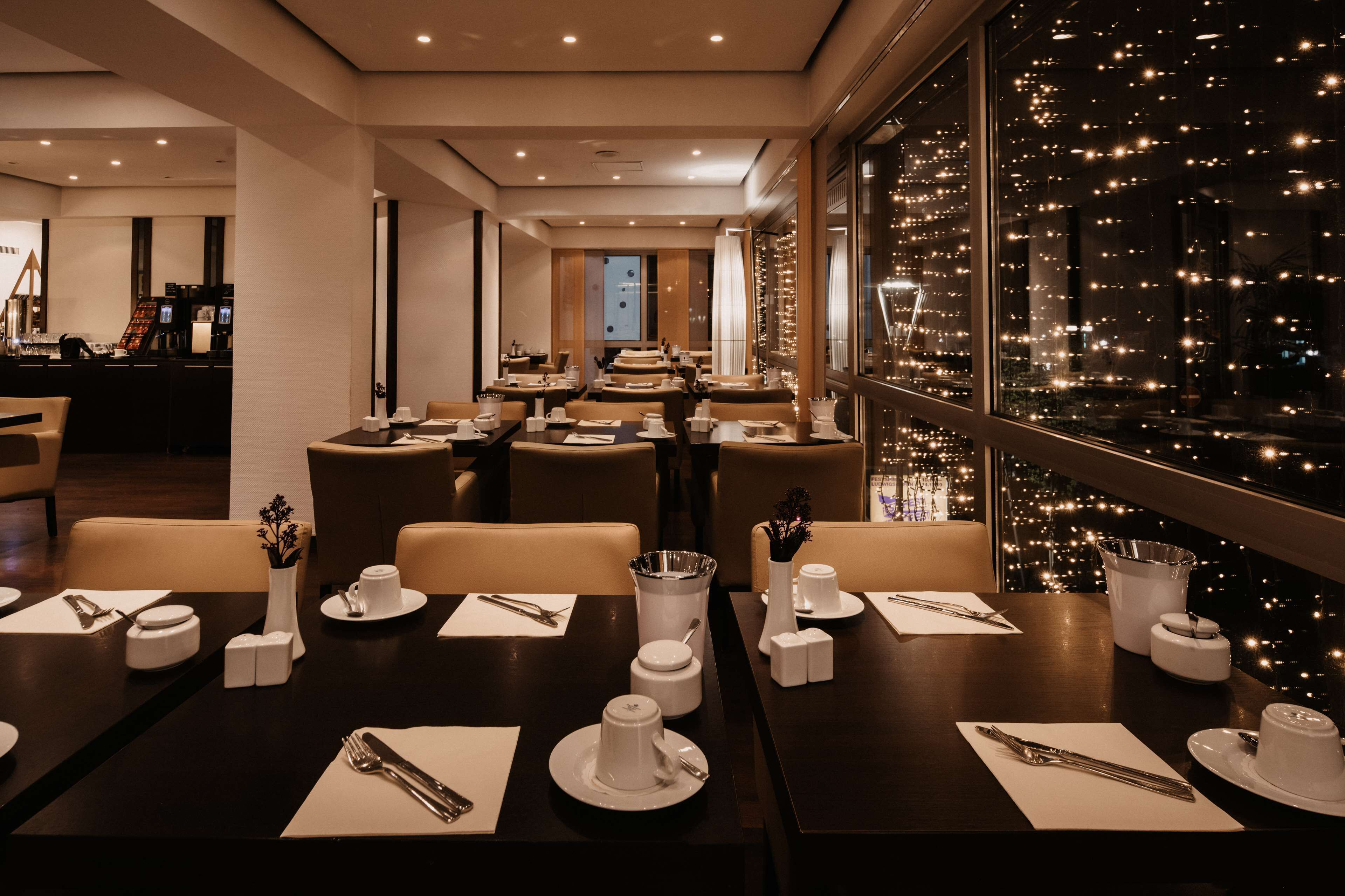 朝食 (ビュッフェ)、毎日提供 (1 名様 18 EUR)