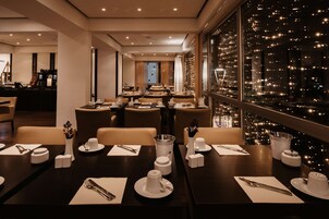 Desayuno buffet diario (EUR 18 por persona)