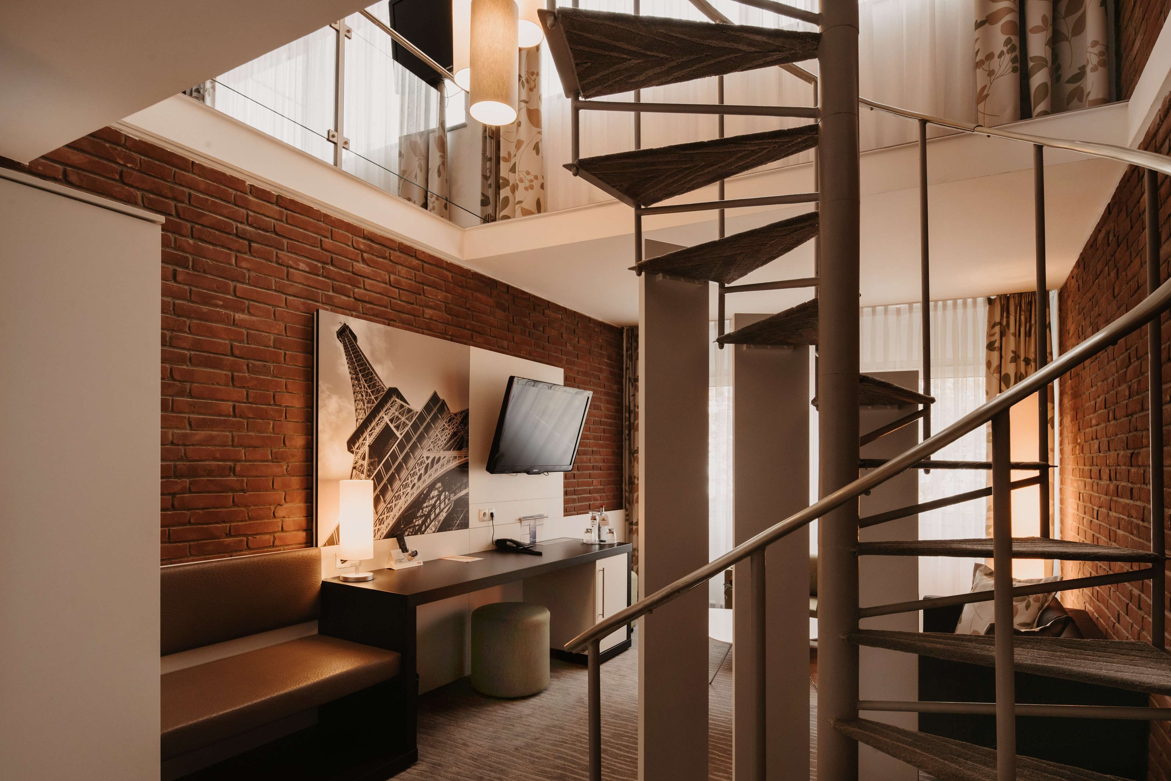 低刺激性寝具、セーフティボックス (室内)、デスク、遮光カーテン