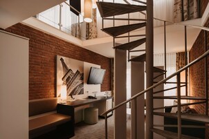 Ropa de cama hipoalergénica y caja de seguridad en la habitación 