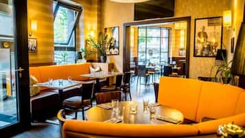 Se sirven desayunos, almuerzos y cenas; cocina internacional