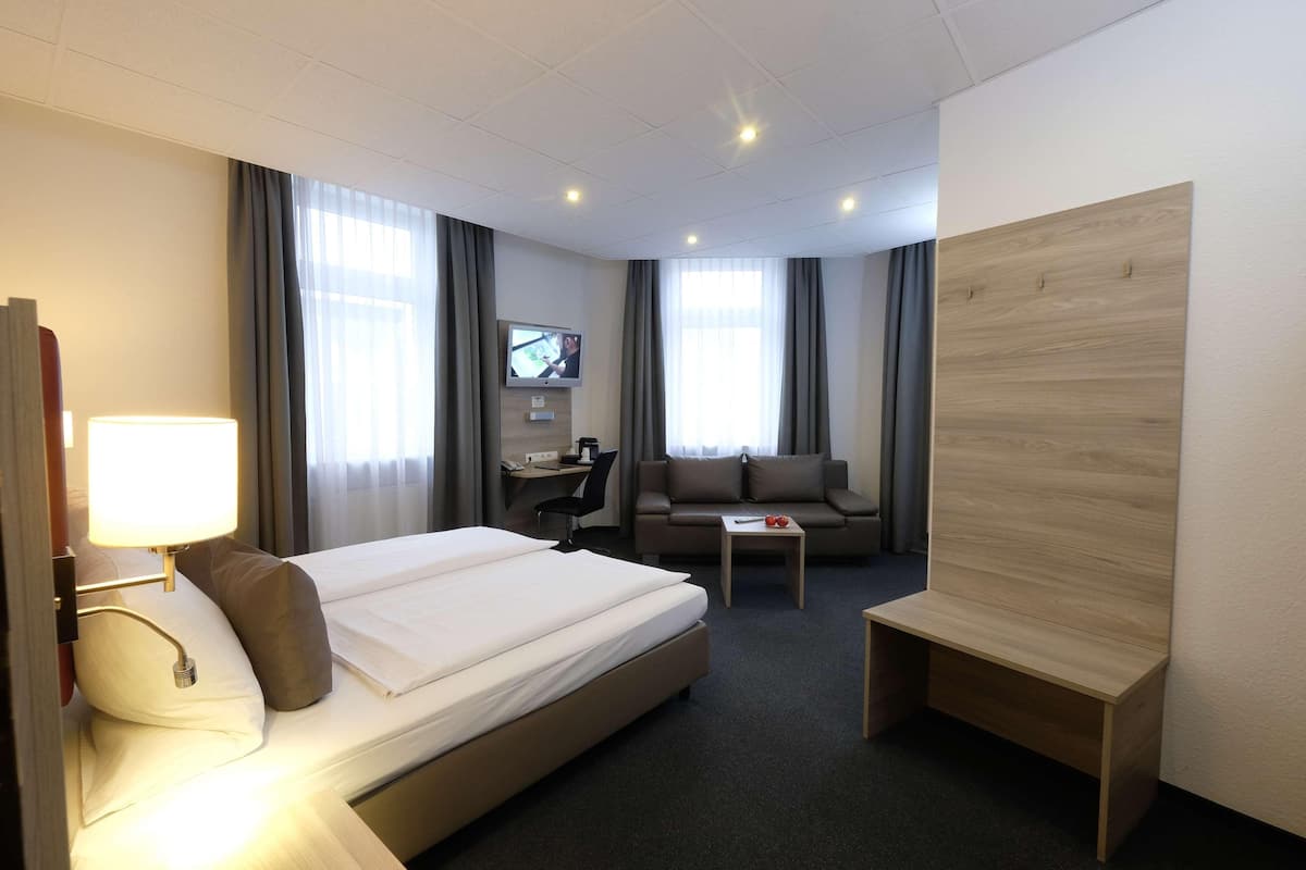 1 bedroom, hypo-allergenic bedding available, in-room safe, desk