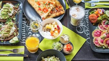 Petit déjeuner buffet (18.9 EUR par personne)