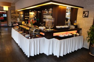 Café da manhã com buffet todos os dias (EUR 18.9 por pessoa) 