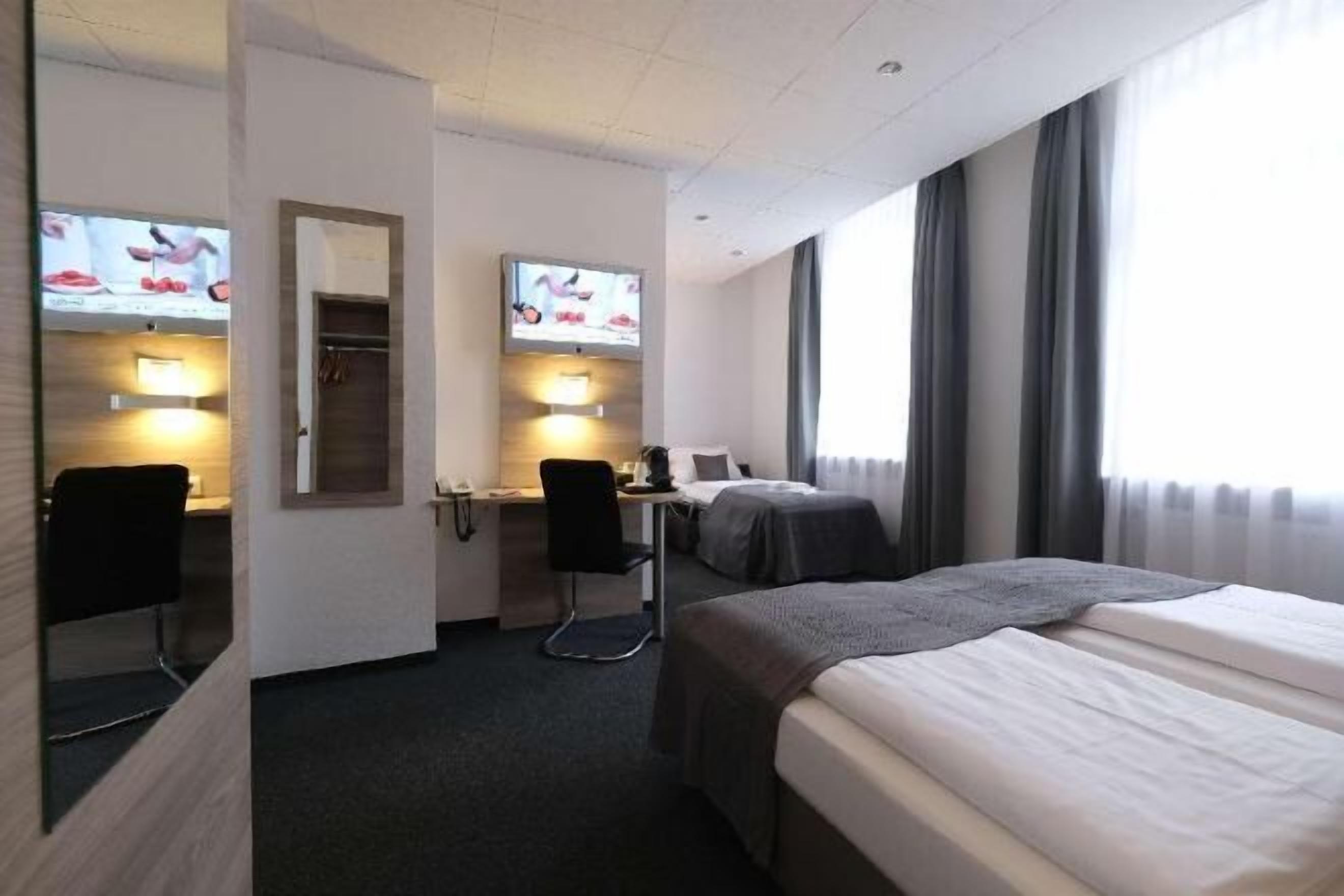 1 多间卧室、防过敏的被褥、客房内保险箱、办公桌