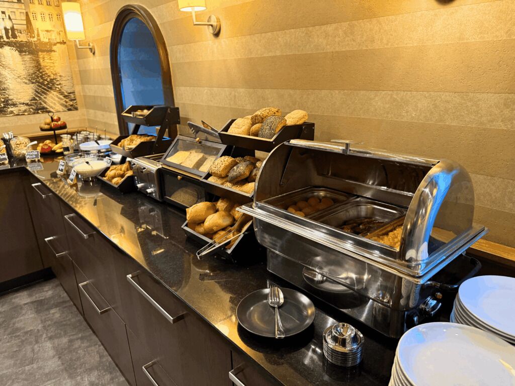 Un'area buffet con diversi cibi e un banco self-service.