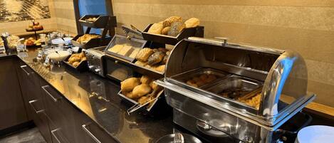 Un'area buffet con diversi cibi e un banco self-service.