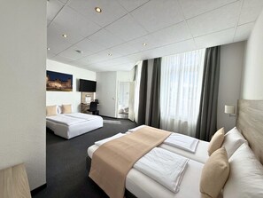 Room, Non Smoking (Room for 4) | 1 bedroom, hypo-allergenic bedding, in-room safe, desk - Hotel Hohenstaufen (Koblenz)