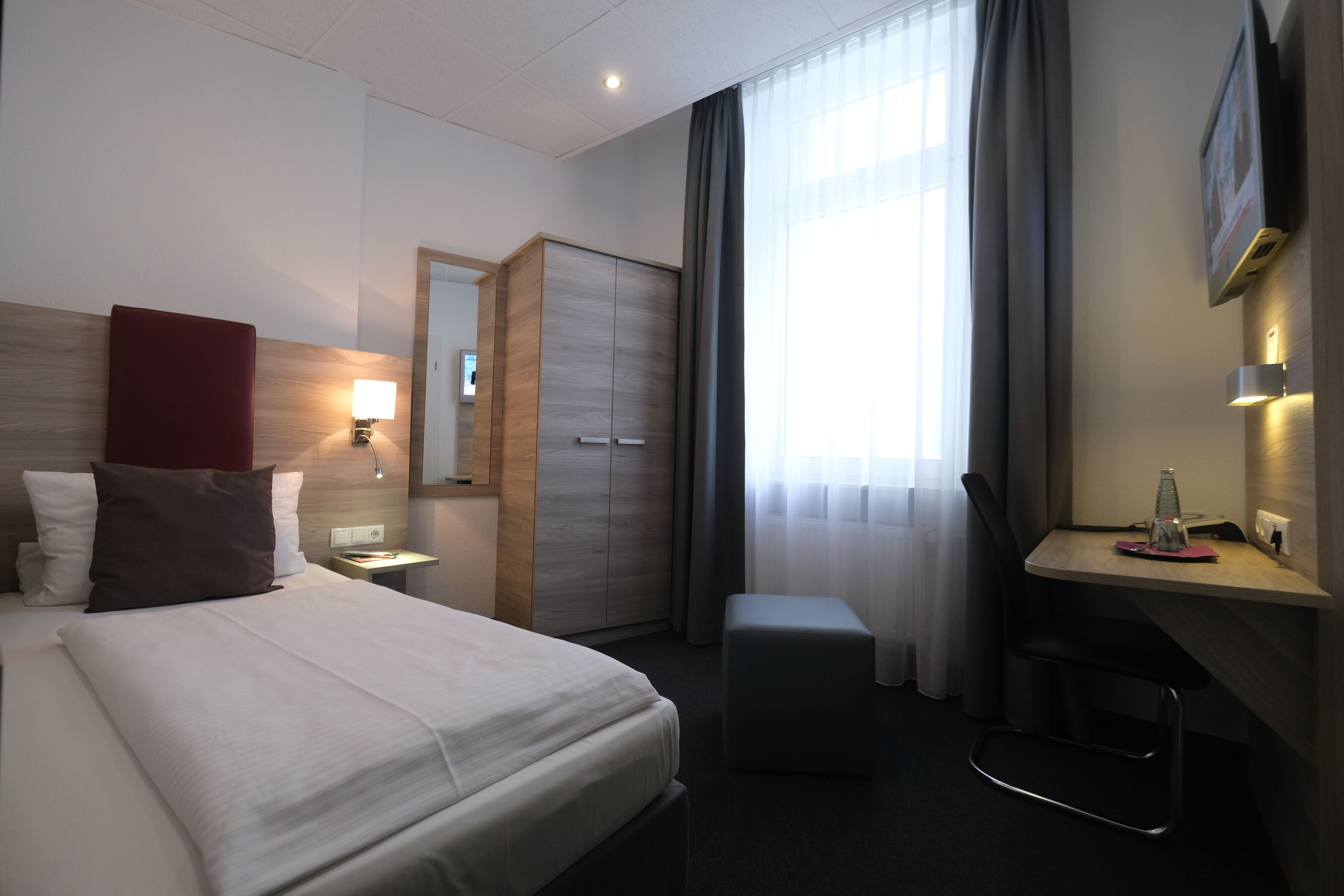 single room, non smoking | 1 bedroom, hypo-allergenic bedding, in-room safe, desk