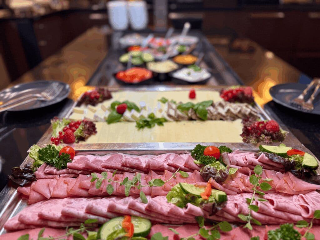 Buffet com diversos alimentos e guarnições.