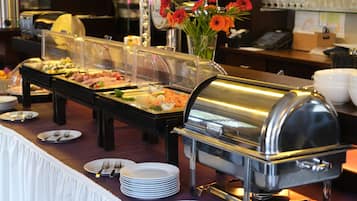 Tägliches Frühstücksbuffet (18.9 EUR pro Person)
