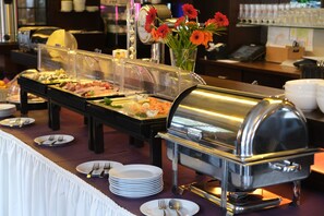 Dagelijks ontbijtbuffet (EUR 16.90 per persoon)