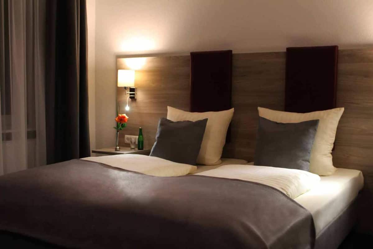 business room, non smoking (twin bed room) | 1 bedroom, hypo-allergenic bedding, in-room safe, desk