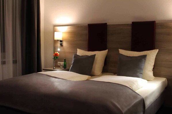 غرفة لرجال الأعمال - لغير المدخنين (Twin Bed Room) | 1 غرفة نوم وملاءات للفراش لا تسبب الحساسية وخزنة داخل الغرفة ومكتب