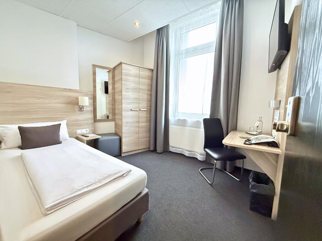 Habitación individual, no fumadores | 1 dormitorio, ropa de cama hipoalergénica, caja fuerte y escritorio