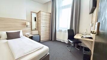 Habitación individual, no fumadores | 1 dormitorio, ropa de cama hipoalergénica, caja fuerte y escritorio