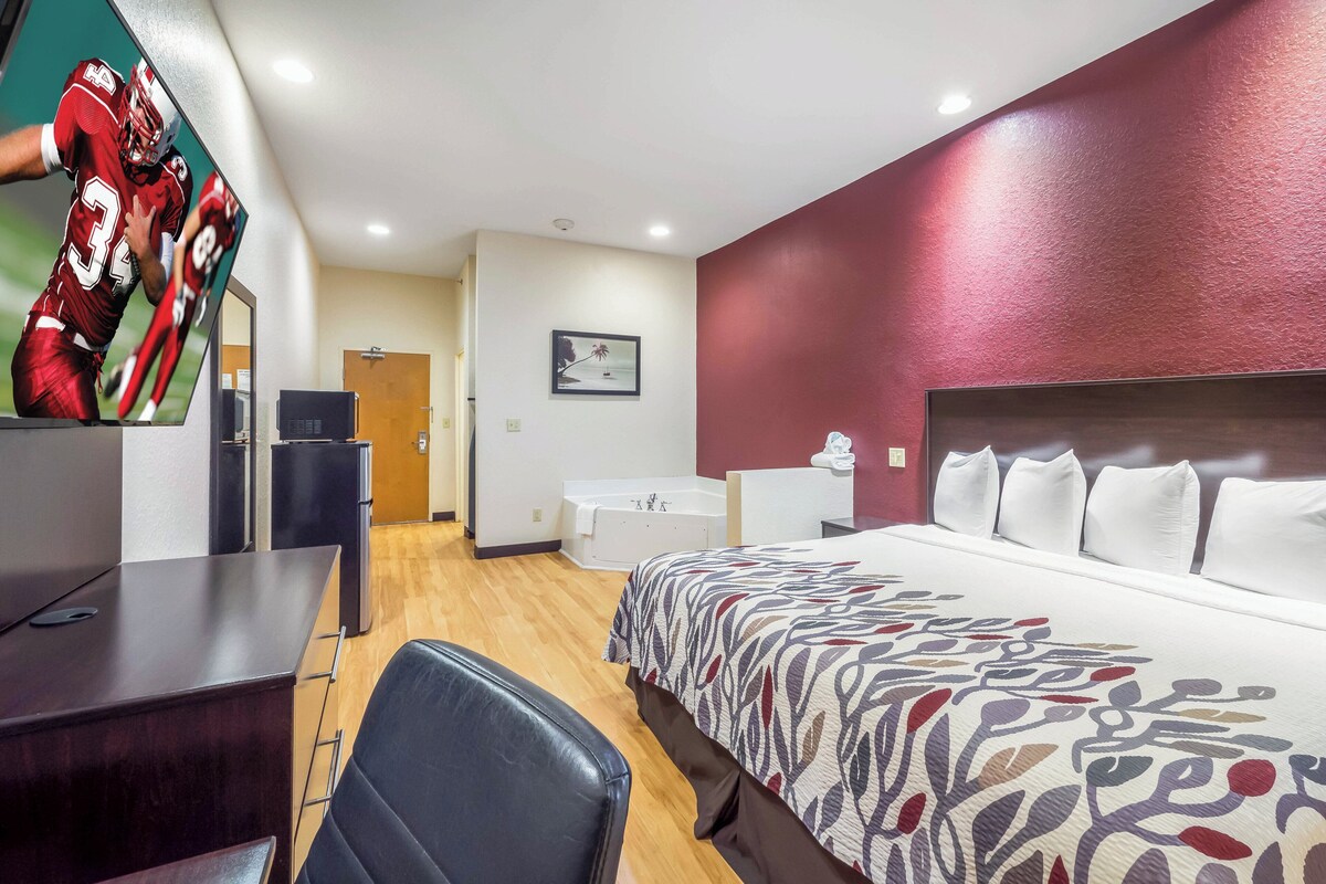 Suite, 1 Katil Raja (King), Jetted Tub (Smoke Free) | Meja, ruang kerja komputer riba, langsir/tirai gelap terus 
