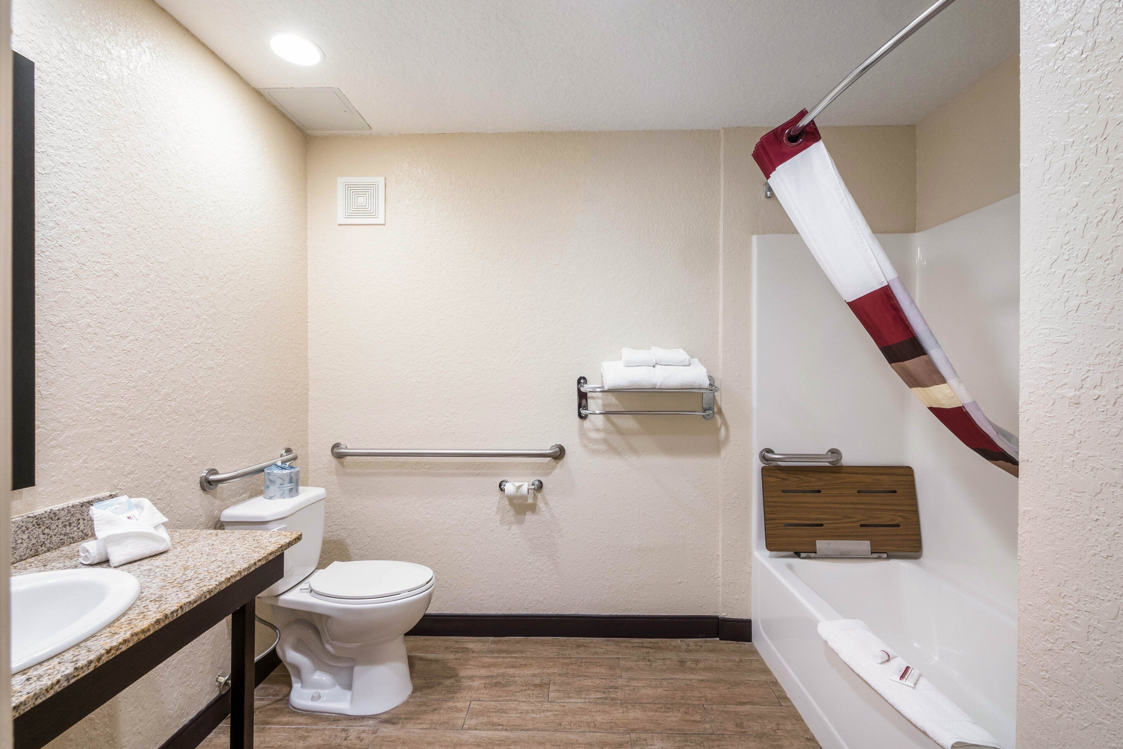 standard room, 1 king bed, accessible (smoke free) | bathroom | towels, soap, shampoo, toilet paper