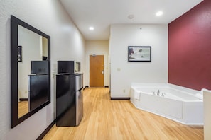 Suite, 1 King Bed, Jetted Tub (Smoke Free)