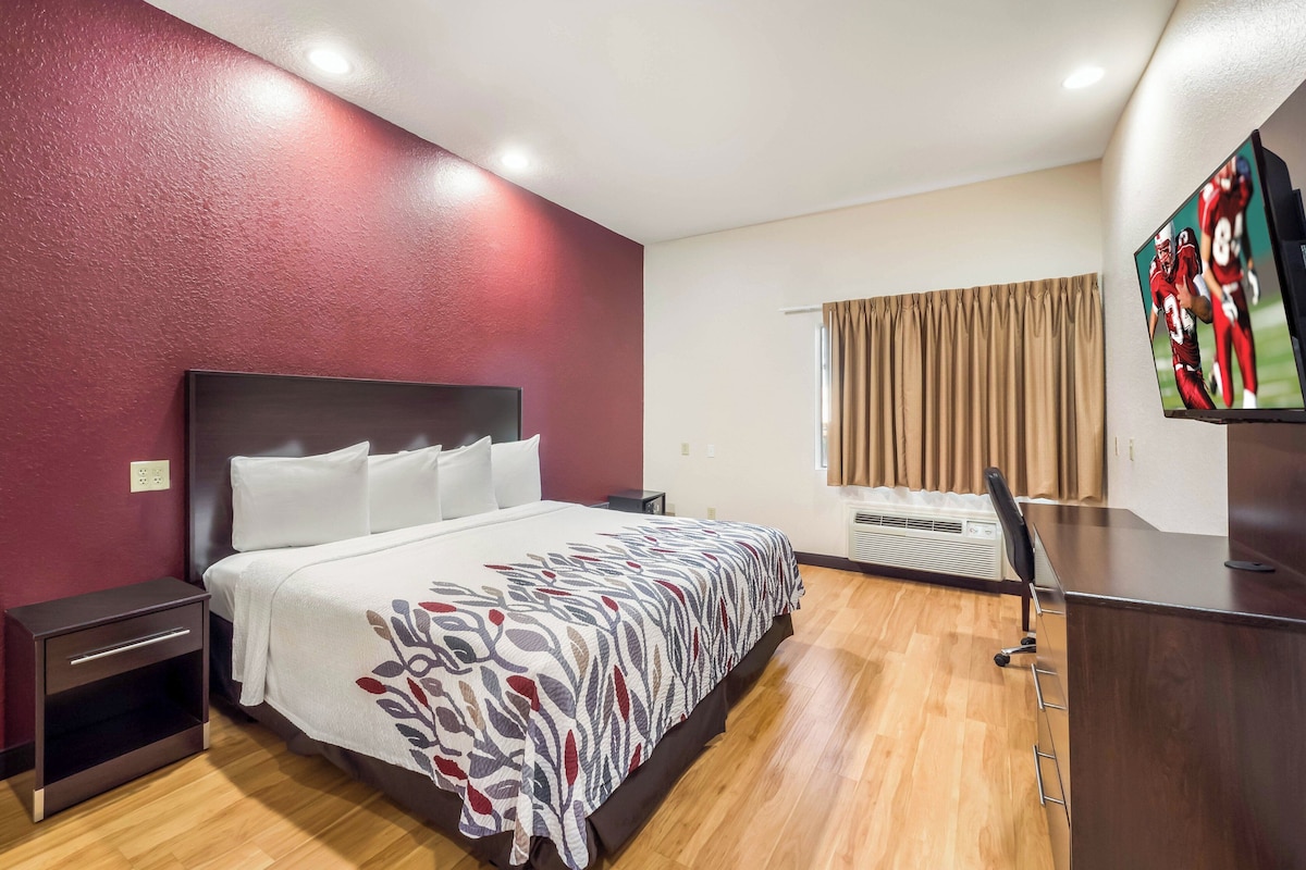Desk, laptop workspace, blackout curtains, free cots/infant beds